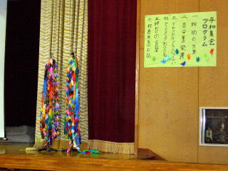 平和集会…みんなで折った千羽鶴